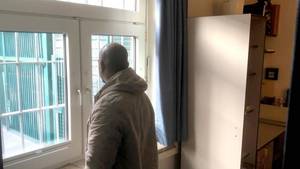 Insasse im Abschiebegefängnis Büren blickt aus dem Fenster (Deutschlandradio/Küpper)