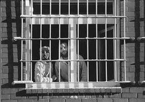 Abschiebehäftlinge hinter Gittern in der JVA Büren